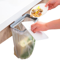 Cos de gunoi suspendat - se aseaza usor pe usile dulapurilor de bucatarie