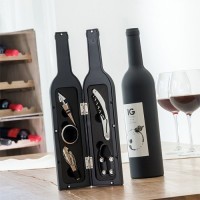 Set accesorii pentru vin in forma de sticla