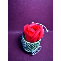 Aranjament floral - bicicleta din metal cu trandafir de sapun Rosu