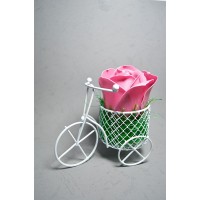 Aranjament floral - bicicleta din metal cu trandafir de sapun Rosu