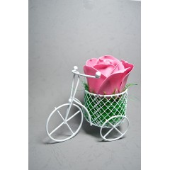 Aranjament floral - bicicleta din metal cu trandafir de sapun Roz