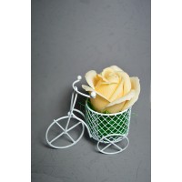 Aranjament floral - bicicleta din metal cu trandafir de sapun Roz