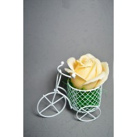 Aranjament floral - bicicleta din metal cu trandafir de sapun Crem