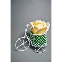 Aranjament floral - bicicleta din metal cu trandafir de sapun Crem