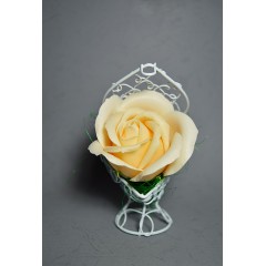 Aranjament floral - cosulet din metal in forma de inima cu trandafir de sapun Crem