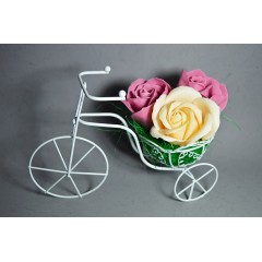 Aranjament floral - bicicleta din metal cu 3 trandafiri de sapun Roz si Crem