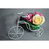 Aranjament floral - bicicleta din metal cu 3 trandafiri de sapun Roz si Crem