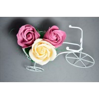 Aranjament floral - bicicleta din metal cu 3 trandafiri de sapun Roz si Crem