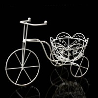 Aranjament floral - bicicleta din metal cu 3 trandafiri de sapun Roz si Crem