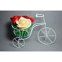 Aranjament floral - bicicleta din metal cu 3 trandafiri de sapun Roz si Crem