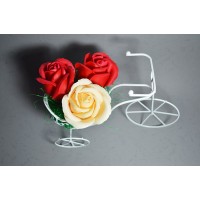 Aranjament floral - bicicleta din metal cu 3 trandafiri de sapun Rosu si Crem