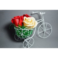 Aranjament floral - bicicleta din metal cu 3 trandafiri de sapun Rosu si Crem