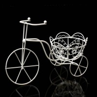 Aranjament floral - bicicleta din metal cu 3 trandafiri de sapun Rosu si Crem