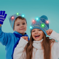 Căciulă de Crăciun - cu LED-uri colorate, ciucuri, baterie - albastră - 58666B