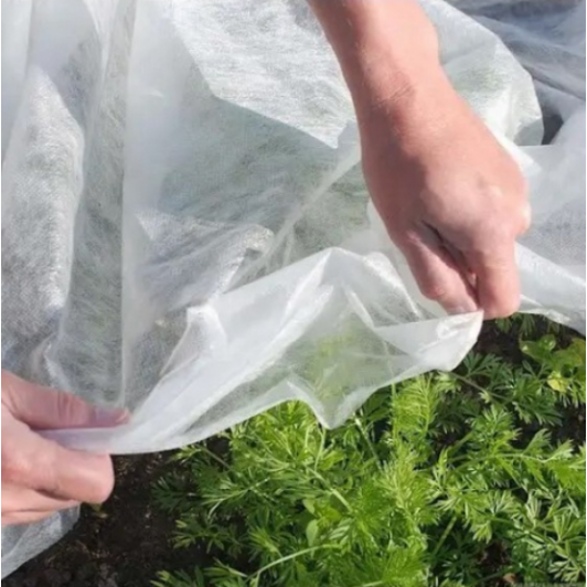 Folie microporoasa, 6.35 m x 100 m dimensiune, antiinghet, 19 gr/mp Folie microporoasa, 6.35 m x 100 m dimensiune, antiinghet, 19 gr/mp