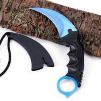 Set format din Karambit albastru, teaca din plastic si spray Nato paralizant 60 ml