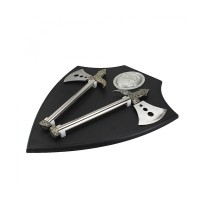 Set doua topoare decorative pe suport de lemn, panoplie de perete, 55 cm, negru