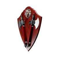 Set doua topoare decorative pe suport de lemn, panoplie de perete, 55 cm, visiniu