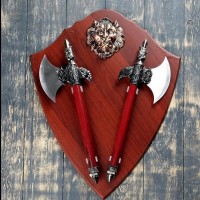 Set doua topoare decorative pe suport de lemn, panoplie de perete, 55 cm, visiniu