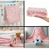 Patura catifelata pentru bebelusi, roz cu stelute albe, 100x75 cm