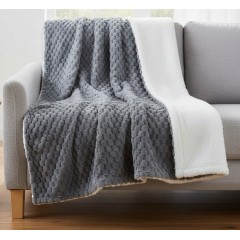 Patura moale si confortabila, cu doua fete, gri model reliefat, alb imitatie de blana, 160x130 cm