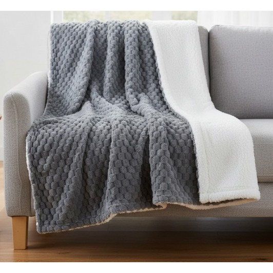 Patura moale si confortabila, cu doua fete, gri model reliefat, alb imitatie de blana, 160x130 cm Patura moale si confortabila, cu doua fete, gri model reliefat, alb imitatie de blana, 160x130 cm