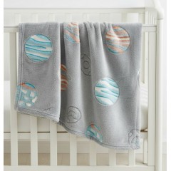 Paturica catifelata pentru bebelusi, model cu planete fosforescente, 140x100 cm