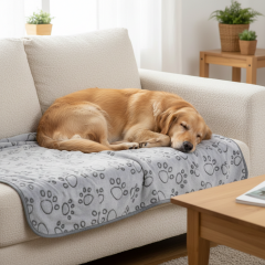 Patura pentru caini, moale si confortabila, 100x70 cm, model cu labute in relief