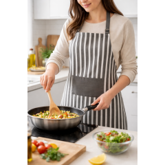 Sort de bucatarie, gri cu dungi albe si buzunar, 55x75 cm