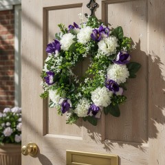 Coronita decorativa, flori artificiale mov/alb, Ø25 cm, decor sezonier interior/exterior, evenimente Coronita decorativa, flori artificiale mov/alb, Ø25 cm, decor sezonier interior/exterior, evenimente