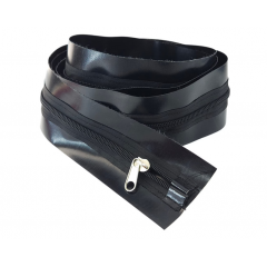 Fermoar pe Banda NEAGRA 10 cm x 2,5 metri, cursor metal, doi tragatori, pentru folia transparenta