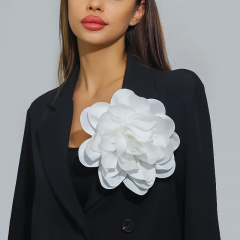 Brosa Floare ALBA xxl Oversize 20 cm petale mari Satinate cu ac de brosa pe spate