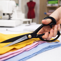 1 Foarfeca Profesionala Neagra in cutie pentru Croitorie confectii textile, prelate si pielarie