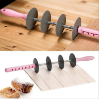 Aparat taiat aluatul Roller Blade + Sucitor aluat Croissant Cutter