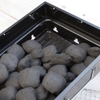 Grătar portabil pliabil pentru utilizare cu cărbune