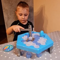 Joc educational sparge gheata salveaza pinguinul