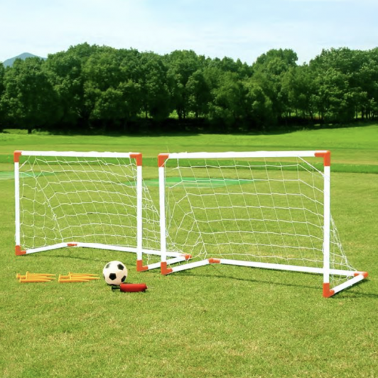 Set de joaca, 2 porti de fotbal, pompa cu ac, minge de fotbal si 8 tarusi