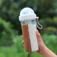 Sticla cu 2 compartimente si 2 paie pentru bauturi, 600 ml