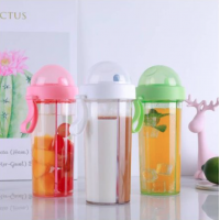 Sticla cu 2 compartimente si 2 paie pentru bauturi, 600 ml