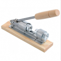 Spargator manual pentru nuci, material otel si lemn