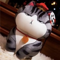 Jucarie din Plus Pisica Adorabila cu Medalion, 30cm, Material Moale si Catifelat, Alb si Gri