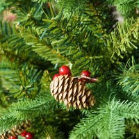 Brad Artificial de Craciun Bogat, 1.80 m inaltime, 774 ramuri, Premium, Verde + 56 conuri de pin Brad Artificial de Craciun Bogat, 1.80 m inaltime, 774 ramuri, Premium, Verde + 56 conuri de pin