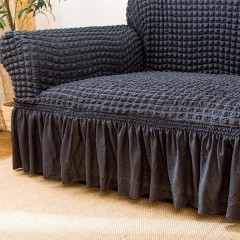 Husa creponata universala canapea 3 locuri, gri inchis, cu volane, bumbac, rezistenta la apa Husa creponata universala canapea 3 locuri, gri inchis, cu volane, bumbac, rezistenta la apa