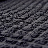 Husa creponata universala canapea 3 locuri, gri inchis, cu volane, bumbac, rezistenta la apa Husa creponata universala canapea 3 locuri, gri inchis, cu volane, bumbac, rezistenta la apa