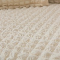 Husa creponata universala canapea 3 locuri, ivory, cu volane, bumbac, rezistenta la apa Husa creponata universala canapea 3 locuri, ivory, cu volane, bumbac, rezistenta la apa