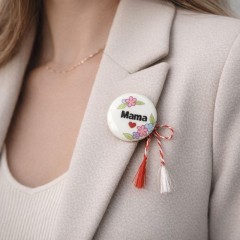 Martisor tip brosa, cu mesaj "Mama" in cutie, model cerc diametru 3 cm, culoare alb