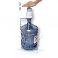 Pompa manuala pentru apa, foarte utila pentru sticlele de 2-3-5-8-10 L